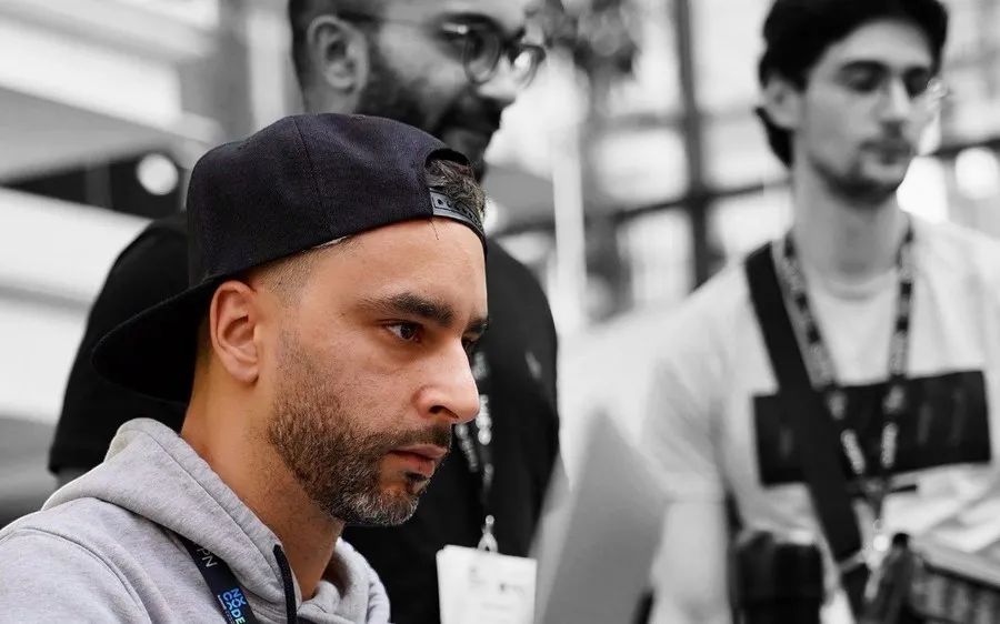 Lilian Sevoumian au travail sur son ordinateur portable, pendant un événement